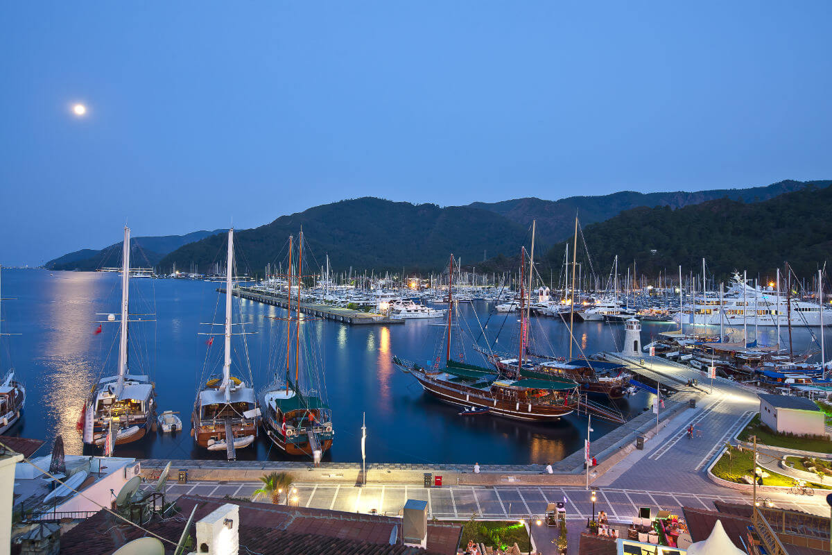 prichal_v_limane_marmarisa-turciya